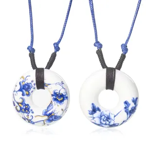 Anhänger Halsketten Elegante Keramik Runde Halskette Blume Schmetterling Blau und Weiß Porzellan Verstellbare Seilkette Handgefertigte Frau Jewerly