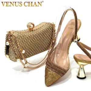 Stövlar Venus Chan italienska spetsiga tå bröllopskor guldfärg sommarsandal för kvinnor 2023 höga klackar strasssko och väska set