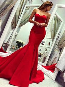 パーティードレス2024魅力的な赤いストラップレスイブニングドレスのフォーマルは、人魚を着る長いバックレスプラスプロムブライドメイドドレス