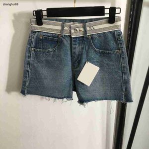 Designer-Denim-Shorts für Damen, Marke, Damenbekleidung, Sommerhosen, Mode, Buchstaben, Band, Spleißen, Logo, Hosenbündchen mit Ecken und Kanten, Damenhosen, 2. April