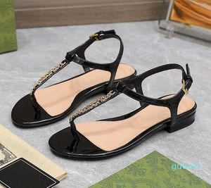Designer – sandálias femininas com clipe de dedo do pé com corrente de letras clássicas couro de couro sola de salto baixo leve e confortável