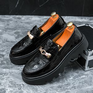 Yeni Siyah Loafers Ayakkabı Erkekler için PU PU Düz Renk Moda Metal Toka Kalın Sole Anti Sıfan Ayakkabılar El Yapımı Erkekler Resmi Ayakkabılar