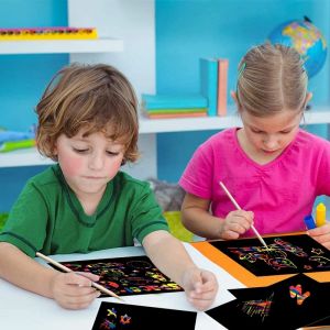 Set d'arte di carta graffio Rainbow Card Grasso nero Scrat It Off Paper Crafts Notes con stencil in legno per regalo per bambini
