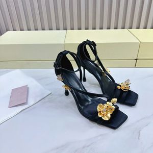 Sandálias de estilete de cetim de 9,5 cm de altura embelezadas com strass e orquídeas de metal dourado para mulheres Designer de sapatos de fábrica Moda pista de casamento jantar sapatos femininos