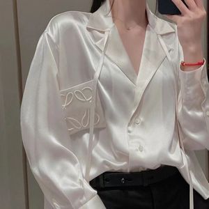 2024 Nova camisa de seda feminina designer camiseta com letras bordadas moda manga comprida camiseta lu casual top roupas em preto e branco lu