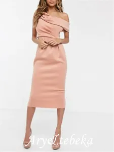 Partykleider Etui-/Säulen-offener Rücken Urlaubs-Cocktailkleid One-Shoulder-Kurzarm-Satin mit geschlitzter Vorderseite 2024