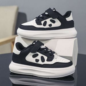 Crianças 2024 primavera novos esportes de couro pequeno branco grande sapatos infantis, sapatos panda para meninos