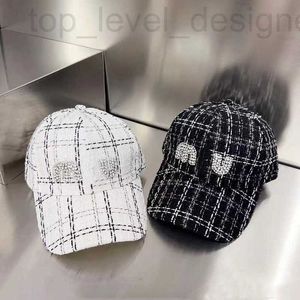 Top Caps Tasarımcı Tasarımcı Kadınlar Bahar Günlük Mektup Rhinestone Hats Classics Beyzbol Moda Casquette Tatil Plajı Çok yönlü şapka BVGP