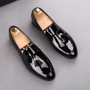 Casual Shoes Men's Fashion Patent Leather Slip On Tassel Shoe Black White Oxfords Loafers Party Bankett Wear Chaussures