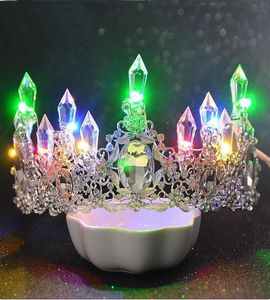 Romantyczne kobiety Blue Light Tiara King Crown Rhinestone Crystal Luminous Tiaras Wedding Party Bridal Hair Akcesoria Głowa Tiaras5670505