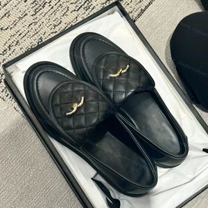 Klänningskor designer plattform loafers skor läder ringer all-match lyxiga små läderskor kvinnor oxford singel fot metall spänne enstaka sko