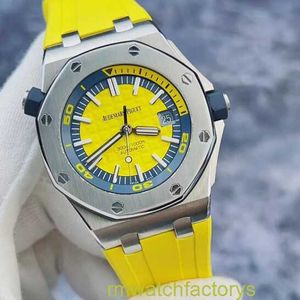 Orologio da polso Crystal AP Royal Oak serie 15710ST raro giallo limone e blu abbinato a un orologio meccanico automatico in acciaio di precisione da 300 metri per immersione profonda