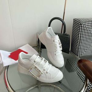 Celebridade mesmo estilo pequeno branco 2023 outono nova sola grossa aumentando sapatos esportivos e casuais femininos versáteis