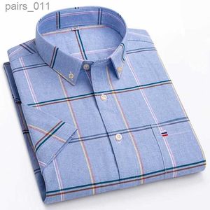 Mäns casual skjortor Mens Högkvalitativa Oxford Cotton Short Sleeved Shirt For Summer Comfort Breattable Classic Solid Color Plaid Business Leisure 240402