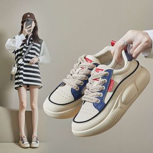 2024 Spring Little White Shoes New Korean Edition Sports Running Female Student höjande casual brädskor