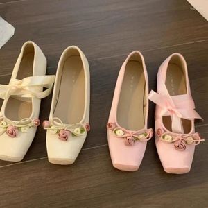 Casual Shoes Classic Silk Ballet Lace Up Women Square Toe Bowtie och Rose Flower Flats Elegant Valentine