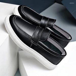 Casual skor koreansk stil män mode svart vit slip på lat sko platt plattform sneakers andas sommar mjuka läder loafers man