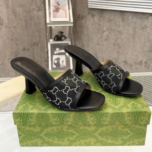 Sandali con tacco da donna firmati con tacco in maglia di cristallo nera Tacchi a forma di gattino 2024 Ciabatte Pantofola Casa Moda mulo piatto Lady Casual Summer Beach