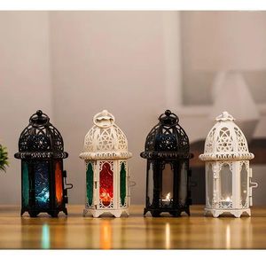 Portacandele Candeliere in stile europeo Marocchino Vetro Metallo Lampada a vento Lampada creativa Aroma Tazza Pezzi decorativi in ferro