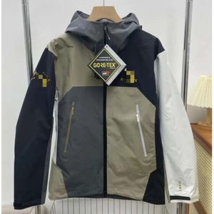 2024 Kurtka zewnętrzna Men Cardigan Waterproof Windbreaker Płaszcz Designer Bluza Alpha SV Seria Hard Shell Kurtki haftowane z kapturem HF668