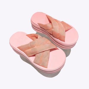 2024 Designerskor Ny stil tofflor Sandal Slide Macaron tjock botten Non-Slip Soft Bottom Fashion G House Slipper Women Wear Beach Flip-Flops