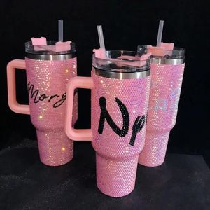 Bicchiere personalizzato da 40 Oz con bottiglia d'acqua con strass fatta a mano in paglia Bottiglia termica in acciaio inossidabile con nome personalizzato Tumbler 240325