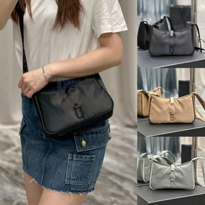 LE 5 A 7 Borsa sottobraccio in nylon Designer di lusso Chiusura con fibbia Borsa a tracolla da donna Semplicità Borsa versatile per pendolari Borsa da donna alla moda Alta qualità