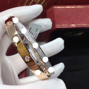 Carrinhos pulseira de alta versão cruz cor correspondência pulseira para casais moda e personalizado feminino luz luxo nicho design sentido