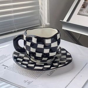 Mugs Handmålade checkerboard kaffekopp och underglasyr keramisk personlig tepå