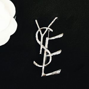 Женские брушные костюмы платье свитера для Lady Lady Luxury Brand Letters Designer Brooches Женские ювелирные аксессуары подарки