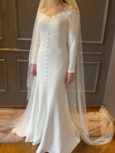 Eleganta pärlor sjöjungfru bröllopsklänningar från axeln långärmad kyrka bröllopsklänning svep tåg satin vestidos de mariage