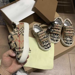 Första vandrare lyxiga babyskor rutiga canvas barn sneakers storlek 26-35 inklusive lådor designer spänne band flickor pojkar skor jan20 l240402