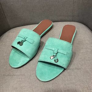 Summer Charms Slides Ozbijone zamszowe kapcie luksusowe sandały buty oryginalne skórzane otwarte palce u stóp swobodny mieszkanie kobiety luksusowe projektanci Fabryczne obuwie z pudełkiem