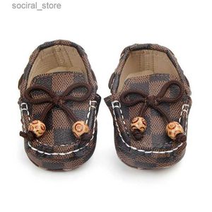 First Walkers Newborn Baby Shoes Soft Sole Infant First Walkers Grid Footwear ic Girls Boys Leather Crib Shoes Peas Shoe7124429 L240402