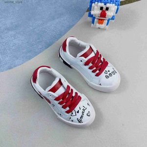 Pierwsze Walkers Wysokiej jakości designtynowe buty dla dzieci - Haftowane haftowane miękkie skórzane trampki dla chłopców i dziewcząt - Graffiti Style Toddler Sneaker L240402