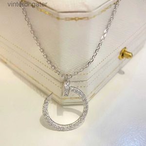 Topp lyxig fin 1to1 Original Carter Designer Halsband för kvinnor Hög version Full diamanthalsband för par Fashionabla personlig hänge