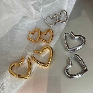 Stud French Metal Love Earrings Female Niche Design Simple Peach Heart Sweet Fashion Accessories All-Match Charm Jewelry Q240402