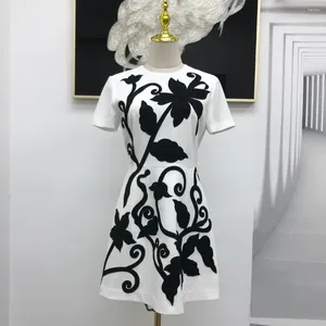 Sukienki imprezowe 2024 Pochwa A-line Midi Office dama elegancka solidna letnia biała moda haft kobiet