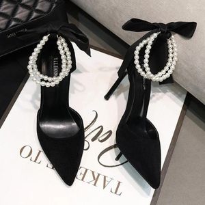 ارتداء أحذية سوداء عالية الكعب 2024 Style Stiletto مدببة إصبع القدم من اللؤلؤ من اللؤلؤات الراقية للسيدات مريحة