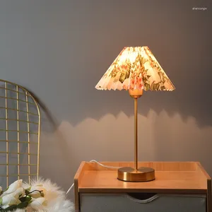 Table Lamps Retro Lamp Girl Net Red Bedroom Bedside Simple Pleated Nordic Korean Literature And Art Flower