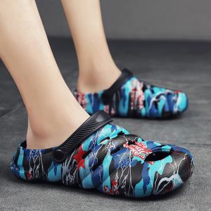 Sandały Wysokiej jakości sandały męskie buty letnie dziura gumowe chodaki buty plażowe płaskie kapcie sandały zewnętrzne dla mężczyzn