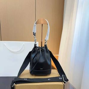 Bucket Bag Geldbörse Designerin Frau Handtasche mit breiter Schultergurt elegante lila Strandkreuzbodentaschen Frauen Einkaufstasche 240327