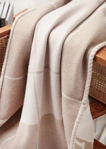 디자이너 H Beige Blankets 편지 캐시미어 소프트 울 스카프 목도리 휴대용 따뜻한 소파 침대 양털 니트 던지기 담요 130x180cm 스프링 가을 여성