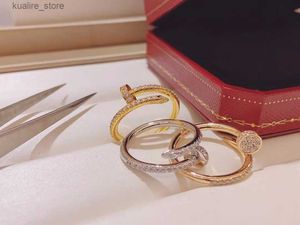 Klastrowe pierścienie klasyczne najlepiej sprzedające się 925 srebrny paznokci cyrkon odpowiednie dla kobiet spersonalizowane marki mody High-end biżuteria prezenty L240402