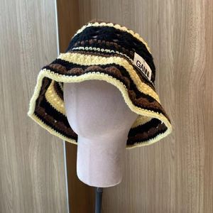 Nuovo design minimalista Cappello inmaloso Cappello con coniglio Cappello a maglia Calore invernale Protezione da orecchie di lana 2ta2v