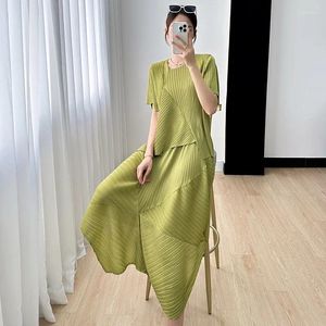 Arbetsklänningar Miyake Solid Color Design Sense Set Women's Summer Big Swing Half kjol Kort ärm Rund hals Topp PLEATED Två bit