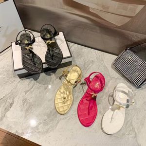 Lady Designer Sandals 2022 Nya eleganta och bekväma diamant C-buckle chunky hälbälte spänne sandaler