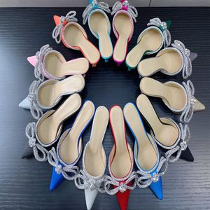 Mach and Mach Heels Designer Kadın Terlik Yüksek Kaliteli Kaydırıcılar Sandalet Klasik Topuklu Kadın Saten Yay Pompaları Kristal Süslenmiş Meslek Seksi Ayakkabılar