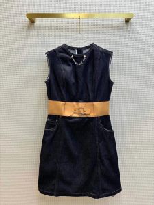 2024 Nuova estate da donna On da donna alla moda ed elegante e elegante Sleeveless Wide PU Belt Summer Navy Blue Denim Top