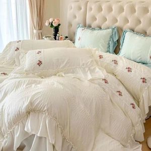 Set di biancheria da letto Seersucker testurizzata in cotone lavata morbida comoda copripiumino foglio letto fogli di cuscinetti set di ricami bianchi principessa